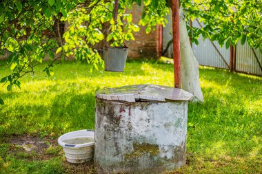 Yağmurda ceviz ağacının yanındaki eski kuyu..