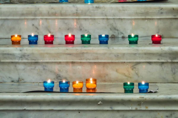 Queimando Velas Vermelhas Amarelas Verdes Igreja Católica — Fotografia de Stock