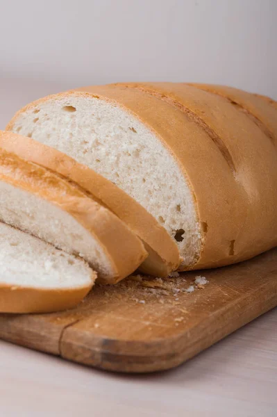 Буханка Белого Пшеничного Хлеба Лежит Старой Деревянной Доске — стоковое фото
