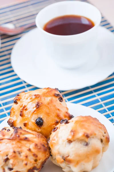 Pequenos Muffins Placa Xícara Chá Toalha Mesa Bambu Azul — Fotografia de Stock