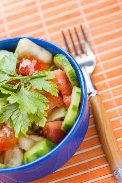 Ensalada Con Pepinos Tomates Perejil Bol Azul Sobre Mantel Bambú — Foto de Stock