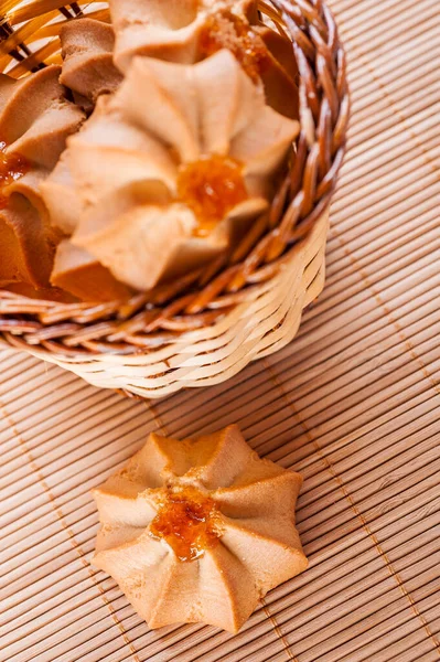 Kurabye Smakelijke Koekjes Een Rieten Mandje Tafel — Stockfoto