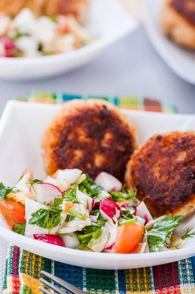 Abundancia Alimentos Cocina Mesa Madera Servilleta Tenedor Con Tazón Ensalada — Foto de Stock