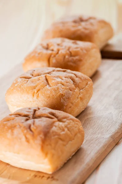 Vier Verse Zachte Tarwe Gist Broodjes Liggend Een Houten Snijplank — Stockfoto
