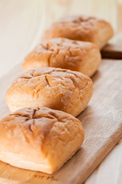 Four Fresh Soft Wheat Yeast Buns Lying Wooden Cutting Board — Stock Photo, Image