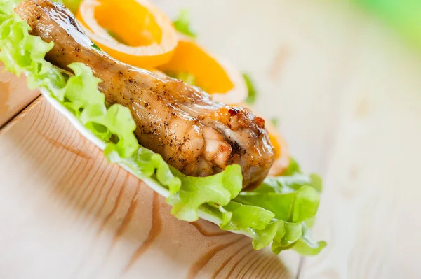 Gebratene Appetitliche Hähnchenschenkel Und Gehackte Ringe Gelber Pfeffer Liegt Auf — Stockfoto
