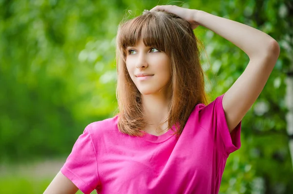 Portret Pięknej Młodej Blondynki Czerwonej Bluzce Tle Letniej Zieleni Śródmieścia — Zdjęcie stockowe