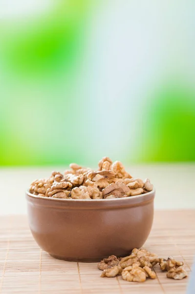 Braune Schüssel Mit Walnüssen Auf Dem Tisch — Stockfoto