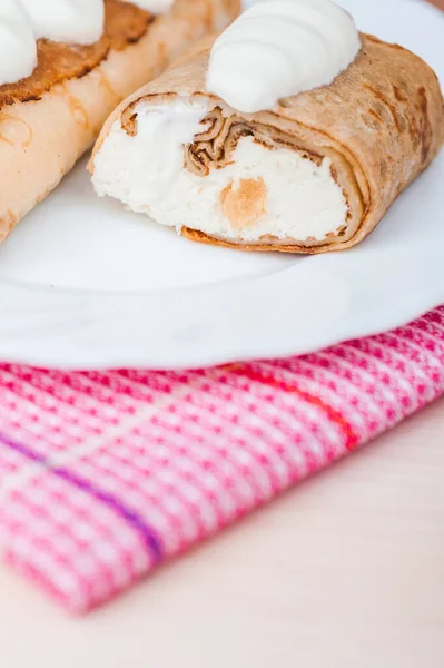 Bambu Masa Örtüsünde Beyaz Bir Tabakta Peynirli Gözleme — Stok fotoğraf