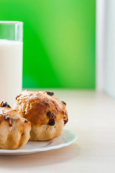 Cupcakes Versierd Met Chocolade Met Rozijnen Witte Plaat Glas Melk — Stockfoto