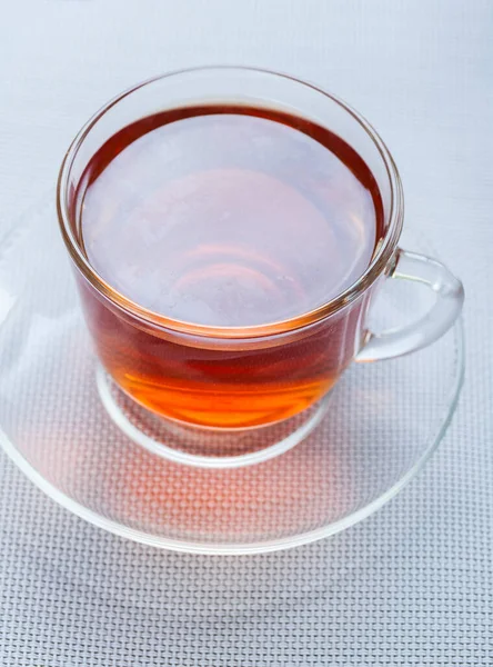 ソーサーに紅茶とガラス透明カップ — ストック写真