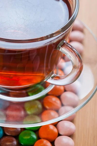 Caramelle Multicolore Rotondo Vetro Trasparente Piattino Con Tazza Caffè Sullo — Foto Stock