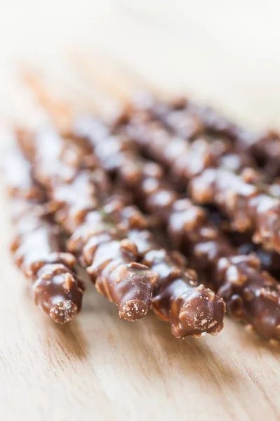 Křupavá Sladká Sláma Plněná Čokoládou Drcenými Ořechy Opřenými Dřevěný Stůl — Stock fotografie