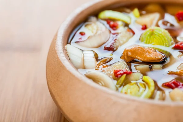 Sopa Tradicional Tailandesa Tom Yam Com Frutos Mar Tigela Madeira — Fotografia de Stock