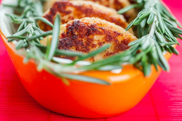 Chuletas Con Romero Fresco Plato Situado Servilleta Bambú Rojo —  Fotos de Stock