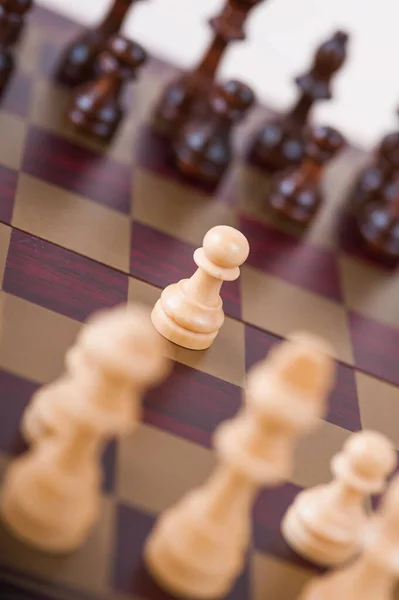 Schachbrett Mit Weißen Und Schwarzen Figuren — Stockfoto