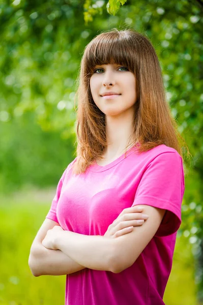 Retrato Una Hermosa Joven Rubia Con Una Blusa Roja Fondo —  Fotos de Stock