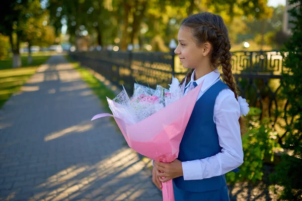 Bella Bambina Tiene Mano Grande Mazzo Fiori Vicino Alla Recinzione — Foto Stock