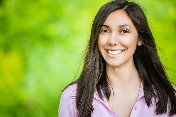 一个美丽的亚洲女人在镜头前微笑的肖像 在一个绿色的夏季公园的背景下 — 图库照片