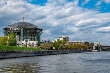 Moskova Uluslararası Sahne Sanatları Merkezi (Moskova International House of Music), Rusya 'nın Garden çevre yolu açıklarındaki Kosmodamianskaya Embankment' ta yer almaktadır..