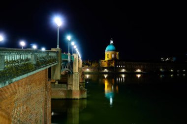 Toulouse, Fransa 'dan Saint-Pierre Köprüsü Garonne' dan geçer ve Saint-Pierre 'i mezarlığa bağlar. Çelik güverteli, 1987 'de tamamen yenilenmiş..