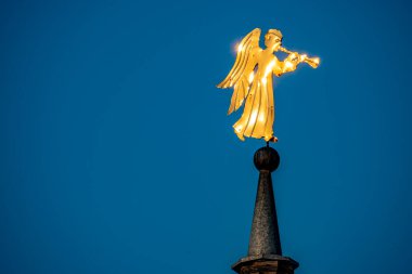 SERGİV POSAD, RUSSIA - 7 Mayıs 2019: Kilisenin kulesinde altın melek figürü esintide dönüyor.