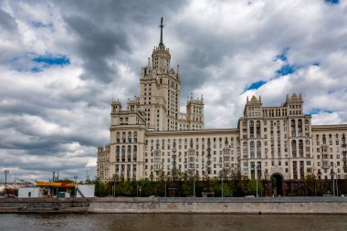 MOSCOW, RUSSIA - Mayıs 3 2019: Kotelnicheskaya Embankment Building, 1947 yılında kurulan ve Dmitry Chechulin ve Andrei Rostkovsky tarafından tasarlanan yedi Stalinist gökdelenden biridir..