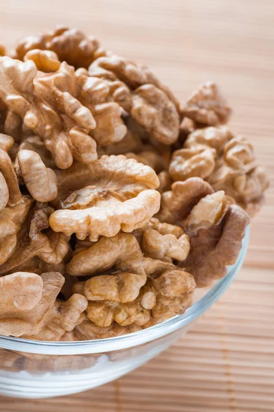 Glass Bowl Shelled Walnuts Bamboo Table Cloth — Stock Photo, Image