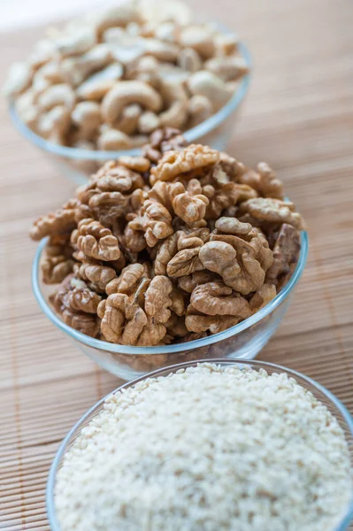 Drei Glasschalen Mit Walnuss Weißem Sesam Und Cashewnüssen Auf Einer — Stockfoto