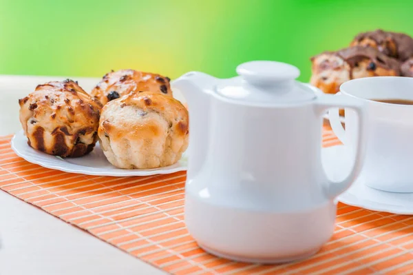 Kleine Muffins Auf Teller Kanne Milch Und Tasse Tee Auf — Stockfoto