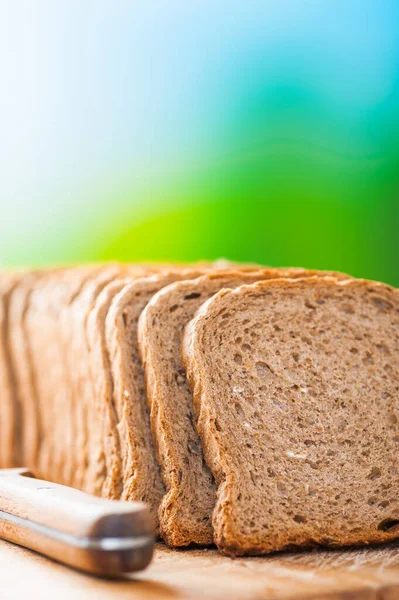 Picado Pedaços Pão Trigo Uma Tábua Corte — Fotografia de Stock