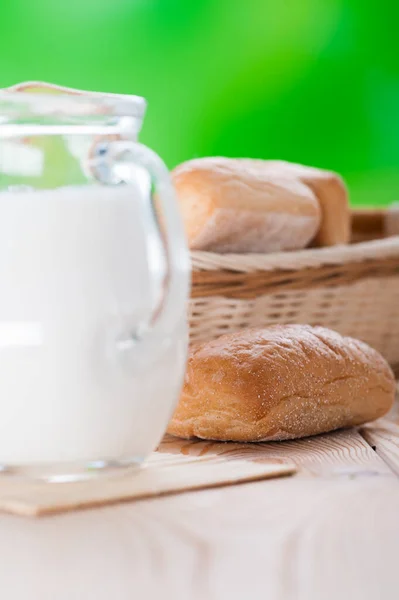 Houten Tafelbroodje Kruik Melk Groene Ondergrond — Stockfoto