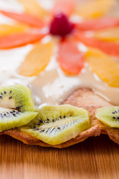 Gâteau Avec Kiwi Tranches Ananas Crème Sur Planche Bois — Photo