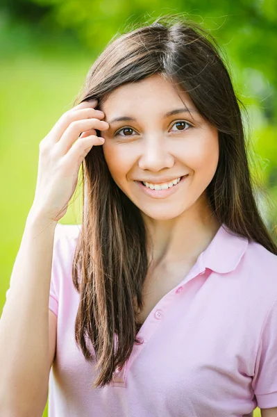 Una Hermosa Joven Aspecto Asiático Una Blusa Rosa Endereza Cabello —  Fotos de Stock