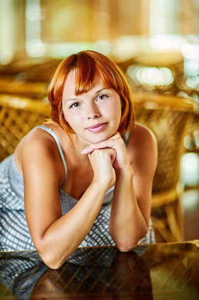 Mulher Bonita Nova Vestido Xadrez Sentado Uma Cadeira Vime Madeira — Fotografia de Stock