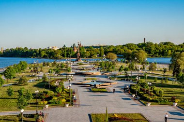 Arrow Park, Yaroslavl ve Korovniki 'deki John Chrysostom Kilisesi' nin 1000. yıldönümü anıtı. Yaroslavl, Rusya.