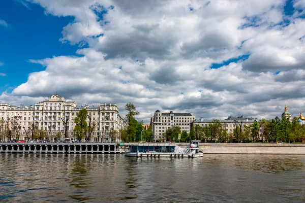 Krasnokholmskaya Embankment Moscow River Novospassky Stavropigialny Monastery Moscow Russia — Stock Photo, Image