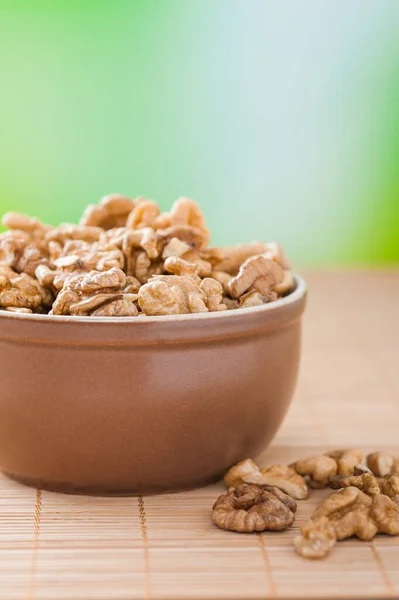 Cuenco Marrón Con Nueces Mesa —  Fotos de Stock