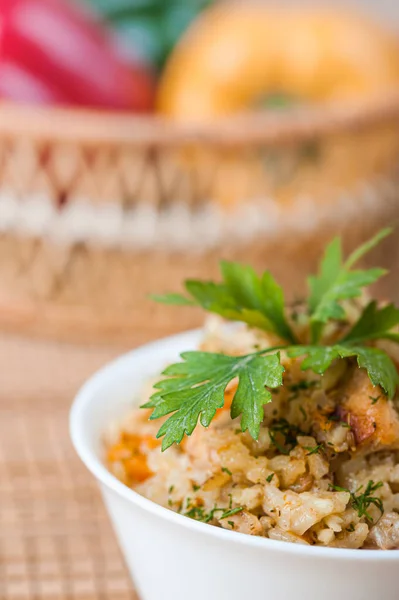 Pilaf Mit Fleisch Und Reis Garniert Mit Petersilie Auf Einer — Stockfoto