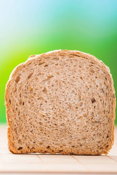 Stücke Gehacktes Weizenbrot Auf Einem Schneidebrett — Stockfoto