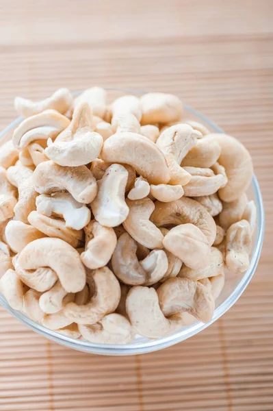 Glasschale Mit Geschälten Cashewnüssen Auf Einem Bambus Tischtuch — Stockfoto