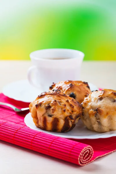 Μικρά Muffins Στο Πιάτο Κόκκινο Ύφασμα Τραπέζι Μπαμπού — Φωτογραφία Αρχείου