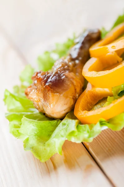 Roasted Appetizing Chicken Shin Chopped Rings Yellow Pepper Lie Green — Stock Photo, Image