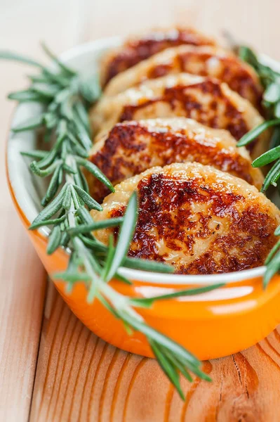 Chuletas Romero Cuenco Naranja Sobre Mesa Madera — Foto de Stock