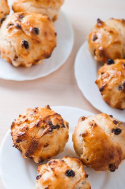 Masada beyaz bir tabakta kuru üzümlü lezzetli taze Madfinler..