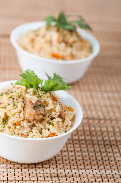 Pilaf Com Carne Arroz Guarnecido Com Salsa Uma Toalha Mesa — Fotografia de Stock