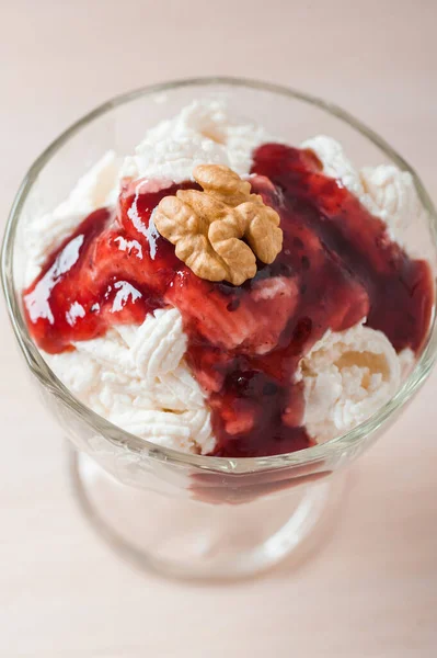 Sabroso Postre Con Crema Batida Tazón Vidrio Encuentra Sobre Mesa — Foto de Stock