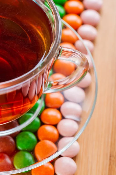 Bunten Bonbons Ist Runde Glas Transparent Untertasse Mit Tasse Tee — Stockfoto