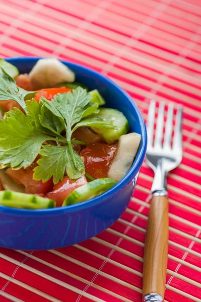 Insalata Con Cetrioli Pomodori Prezzemolo Una Ciotola Blu Tovaglia Bambù — Foto Stock