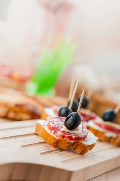 Wurstsandwiches Käse Und Oliven Auf Zahnstocher Holztisch Hintergrund — Stockfoto
